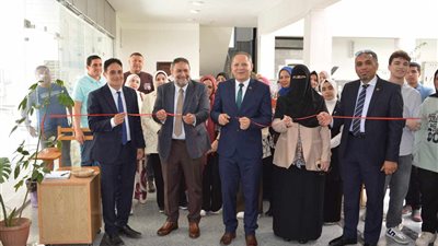 رئيس جامعة دمياط يفتتح المعرض الفني لطلاب كلية الطب البشري