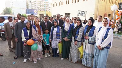 محافظ مطروح يهنئ المصلين بعد صلاة العيد ويوزع هدايا علي الأطفال