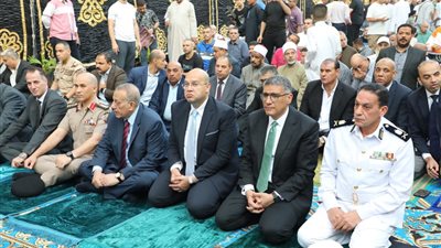 محافظ الجيزة يؤدي صلاة عيد الأضحى بساحة مسجد مصطفى محمود