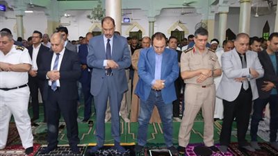 محافظ سوهاج يؤدي صلاة عيد الأضحى بمسجد 