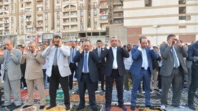 محافظ أسيوط يؤدي صلاة عيد الأضحى بساحة أرض الملاعب