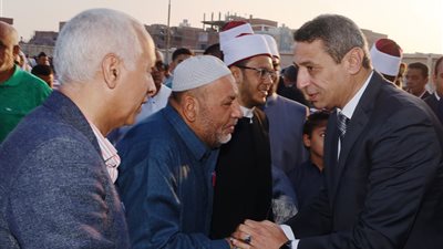 محافظ السويس يؤدي صلاة عيد الأضحي وسط أهالى الجناين ..صور