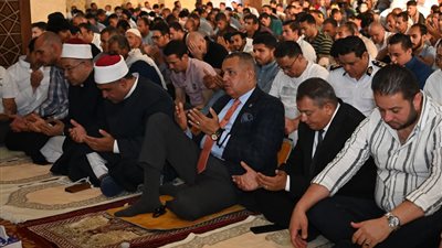 محافظ جنوب سيناء يؤدي صلاة عيد الأضحى بمسجد المصطفى بشرم الشيخ