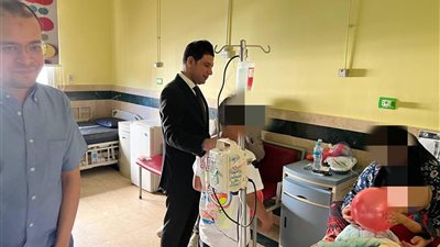 نائب محافظ سوهاج يوزع الحلوى والألعاب على الأطفال في العيد