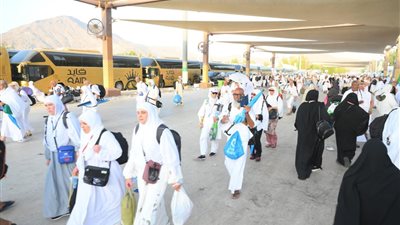 حجاج الجمعيات يواصلون أداء المناسك ..ويرمون جمرة العقبة الكبرى