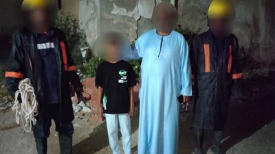 إنقاذ طفل سقط في بالوعة الصرف بالبحر الأحمر