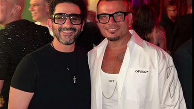أحمد حلمى يداعب عمرو دياب ويغنى بصوته 