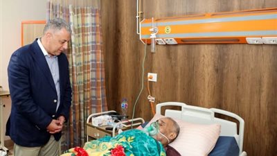 محافظ الإسماعيلية يتفقد المجمع الطبي ويهنئ المرضى بالعيد