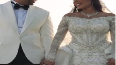 محمد شاهين يهدي زوجته أغنية رومانسية احتفالًا بزواجهما