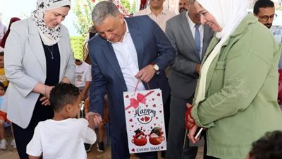 هدايا من محافظ الإسماعيلية لأطفال دار الرعاية في العيد