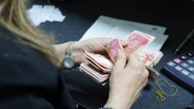 العراق يحظر الدفع النقدي في المؤسسات الحكومية الشهر المقبل