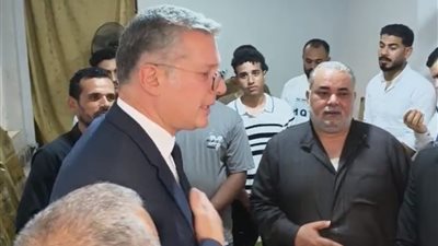 وزير البترول يقدم العزاء لأسرة شهيد الشهامة في الدقهلية