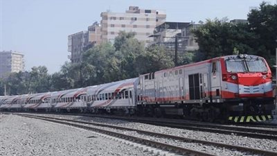 السكك الحديدية: القبض على شخص اقتلع لمبة إنارة من قطار روسي جديد