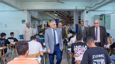 رئيس جامعة طنطا يتابع الامتحانات فى الكليات.. بالصور