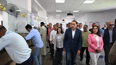 رئيس الوزراء يتفقد المركز التكنولوجي لخدمة المواطنين بزاوية صقر