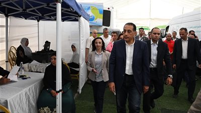 رئيس الوزراء يتفقد قافلة خدمية بقرية زاوية صقر بالبحيرة