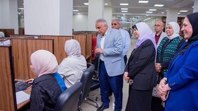 رئيس جامعة طنطا يتابع أعمال الامتحانات النهائية بالكليات