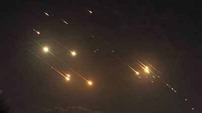 إيران تطلق 70 صاروخاً جديداً على إسرائيل