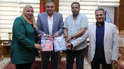 رئيس جامعةكفرالشيخ يتسلم نسخ من المشروعات التدريبيةلشعبة الصحافة