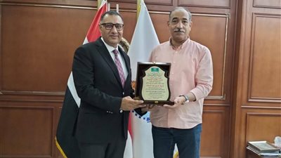 رئيس مدينة الغردقة يكرم مدير جهاز تنمية المشروعات لجهوده المتميزة