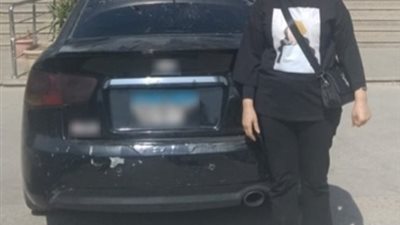 ضبط ربة منزل قامت بثنى لوحات سيارتها الملاكى بالقاهرة.. فيديو