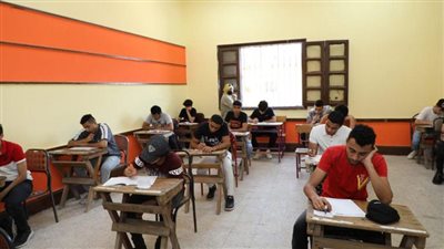 خلف لجان امتحانات الثانوية.. طلاب ينهارون بصمت