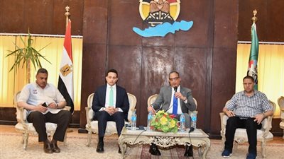 محافظ الفيوم يناقش آليات تحديث المخططات الاستراتيجية العامة للقرى