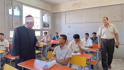 طلاب القسم الأدبي بالشهادة الثانوية الأزهرية يؤدون امتحان الفقه