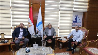 رئيس جامعة كفر الشيخ يستقبل مدير البرنامج الدولي لتربية الفراولة