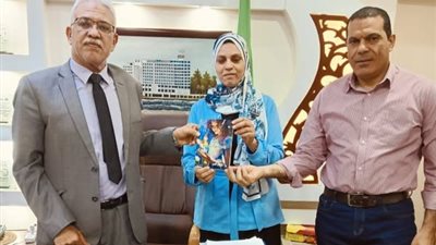 معلمة بالإسماعيلية طورت التعليم الإبداعي بكتاب لأغاني الطفولة