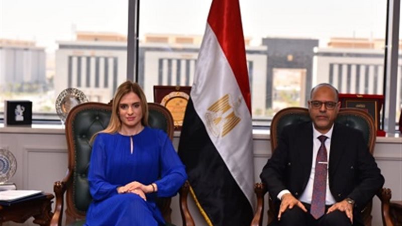 وزير العمل يبحث مع