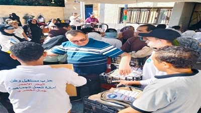 امانة العمل الجماهيرى بمستقبل وطن توزع عصائر ومرطبات