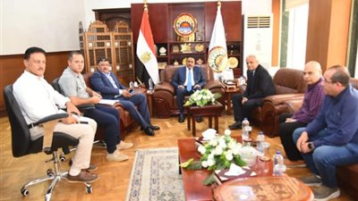 بحث إقامة محطات وقود غاز للسيارات بمطروح