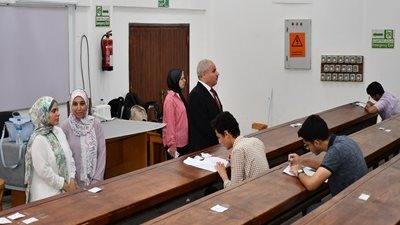 رئيس جامعة قناة السويس يتفقد سير امتحانات كلية طب الأسنان