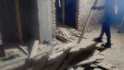 إيقاف بناء مخالف وفك شدة خشبية بالقباحى في الأقصر