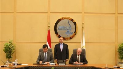 الوزير يشهد توقيع عقد بناء سفينتين صب جاف عملاقتين من طراز KAMSAR MAX