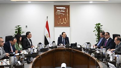 رئيس الوزراء يعقد اجتماعاً لبحث واستعراض فرص وتحديات صناعة السكر