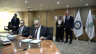 وزير البترول يشهد توقيع اتفاقية لإجراء مسح سيزمي بجنوب الصحراء الغربية