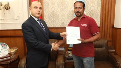 عبد المعطى يُسلّم 22عقدتقنين أراضي أملاك دولةللمستفيدين بكفرالشيخ