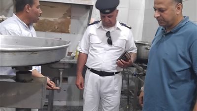 غلق فوري لأحد أماكن تجهيزالأغذية بمطروح لعدم التزامها بالاشتراطات