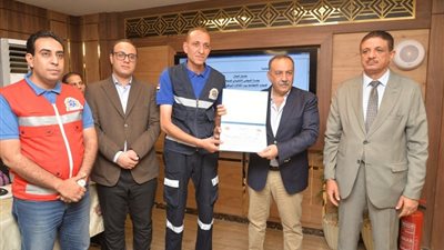 محافظ أسيوط يكرم مسعفًا وسائقًا بالإسعاف لردهما مبلغًا ماليًا