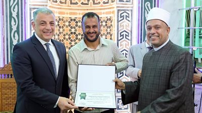 محافظ الإسماعيلية يكرم الموظفين المثاليين بمديرية الأوقاف..صور