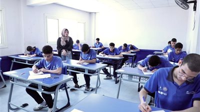 طلاب الثانوية العامة 2025 يؤدون اليوم امتحاني الفيزياء والتاريخ