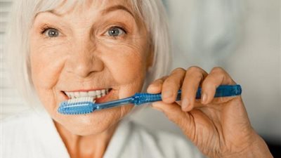 كيف تحافظ على صحة أسنانك ولثتك مع التقدم في العمر؟