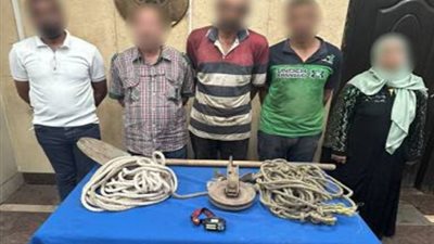ضبط سيدة و 4 رجال ينقبون عن الأثار بالقاهرة