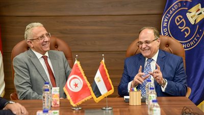 رئيس هيئة الدواء يعقد اجتماعاً مع وزير الصحة التونسي