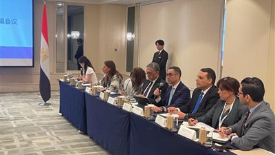 وزير الاستثمار يشارك بفعاليات المائدة المستديرة لقطاع السيارات
