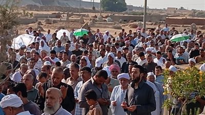 الآلاف يشيعون جثمان أقدم قاضي عرفي بالإسماعيلية..صور