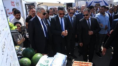 وزير التموين ومحافظ الشرقية يفتتحان سوق اليوم الواحد