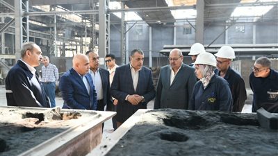 وزير الإنتاج الحربي يتابع سير العملية الإنتاجية بشركة حلوان للمسبوكات